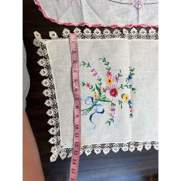 Vintage Embroidered Linen table runner Set Of 3 With Floral Design & Lace Trim - Picture 4 of 8